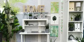 Arbeitsplatz im Home-Office mit vielen Grünpflanzen