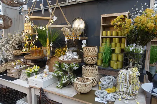 Deko-Bereich mit gelben Frühlingsblumen und Körben