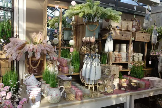 Deko-Bereich mit rosa Gräsern und Vasen