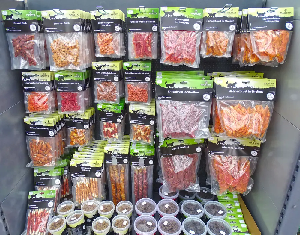 Hundesnacks im Verkaufsregal